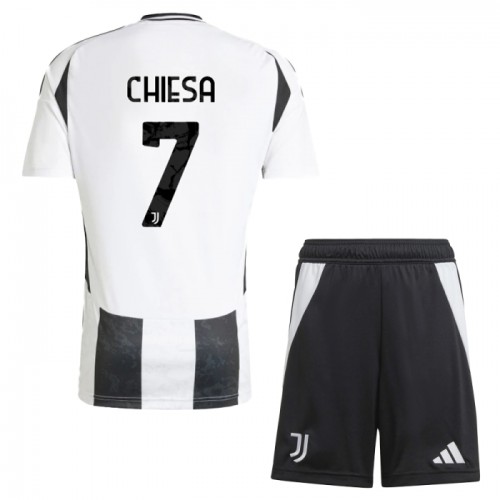 Fotballtrøye Juventus Chiesa 7 Hjemmedrakt 2024-25 Kortermet - Barn(+ Shorts) Fotballtrøye Juventus Chiesa 7 Hjemmedrakt 2024-25 Kortermet - Barn(+ Shorts)